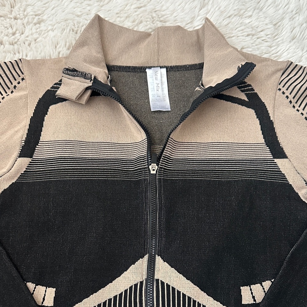 New Mix Women’s L Black and Tan Geometric Y2K stretch Zip up Jacket - Picture 5 of 15